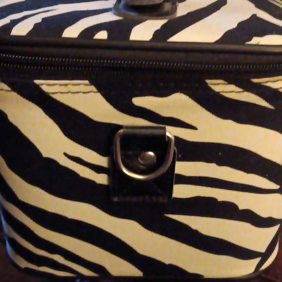 ❤️ FINAL REDUCTION LARGE ZEBRA COSMETIC CASE - Picture 6 of 8
